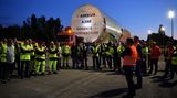 Briefing vor der Weiterfahrt des Schwerlasttransports. Seit 2004 rollten die Fahrzeuge mit ihrer besonderen Fracht durch die südfranzösische Provinz. 