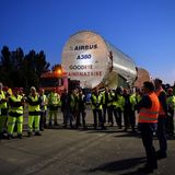 Briefing vor der Weiterfahrt des Schwerlasttransports. Seit 2004 rollten die Fahrzeuge mit ihrer besonderen Fracht durch die südfranzösische Provinz. 