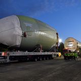 Pause des Konvois in dem Ort Isle Jourdain westlich von Toulouse: Alle drei Rumpfsegmente stehen hintereinander, wie sie später auch im Werk zusammengesetzt werden.