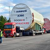 Bild 1 von 10 der Fotostrecke zum Klicken: Zum letzten Mal werden Rumpfteile für den Airbus A380 auf Tiefladern zur Endmontage nach Toulouse transportiert, ehe die Produktion ganz eingestellt wird.