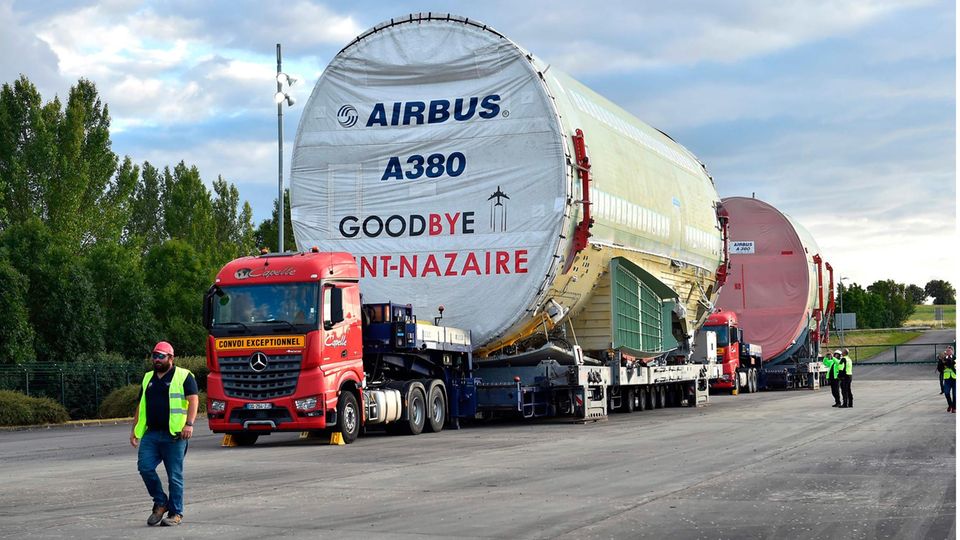 Bild 1 von 10 der Fotostrecke zum Klicken: Zum letzten Mal werden Rumpfteile für den Airbus A380 auf Tiefladern zur Endmontage nach Toulouse transportiert, ehe die Produktion ganz eingestellt wird.