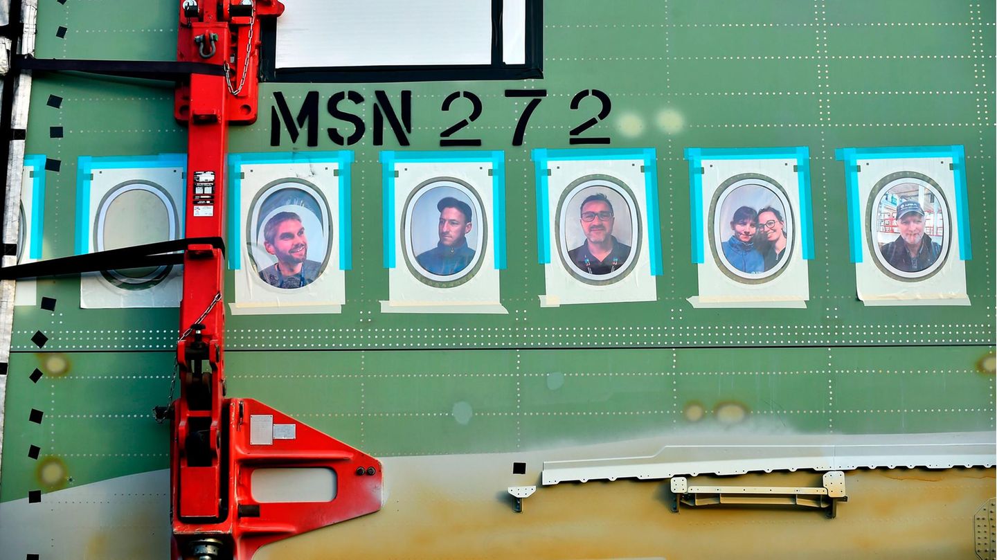 Die Abkürzung MSN steht für Manufacturer Serial Number. Mit dieser Serien- oder Baunummer lässt sich ein Flugzeug eindeutig identifizieren – in diesem Fall ist es mit 272 die letzte Baunummer der A380-Serie. Die Besonderheit bei diesem Rumpfsegment: Auf die Fenster wurden Fotos mit den Gesichtern von Airbus-Mitarbeitern geklebt.