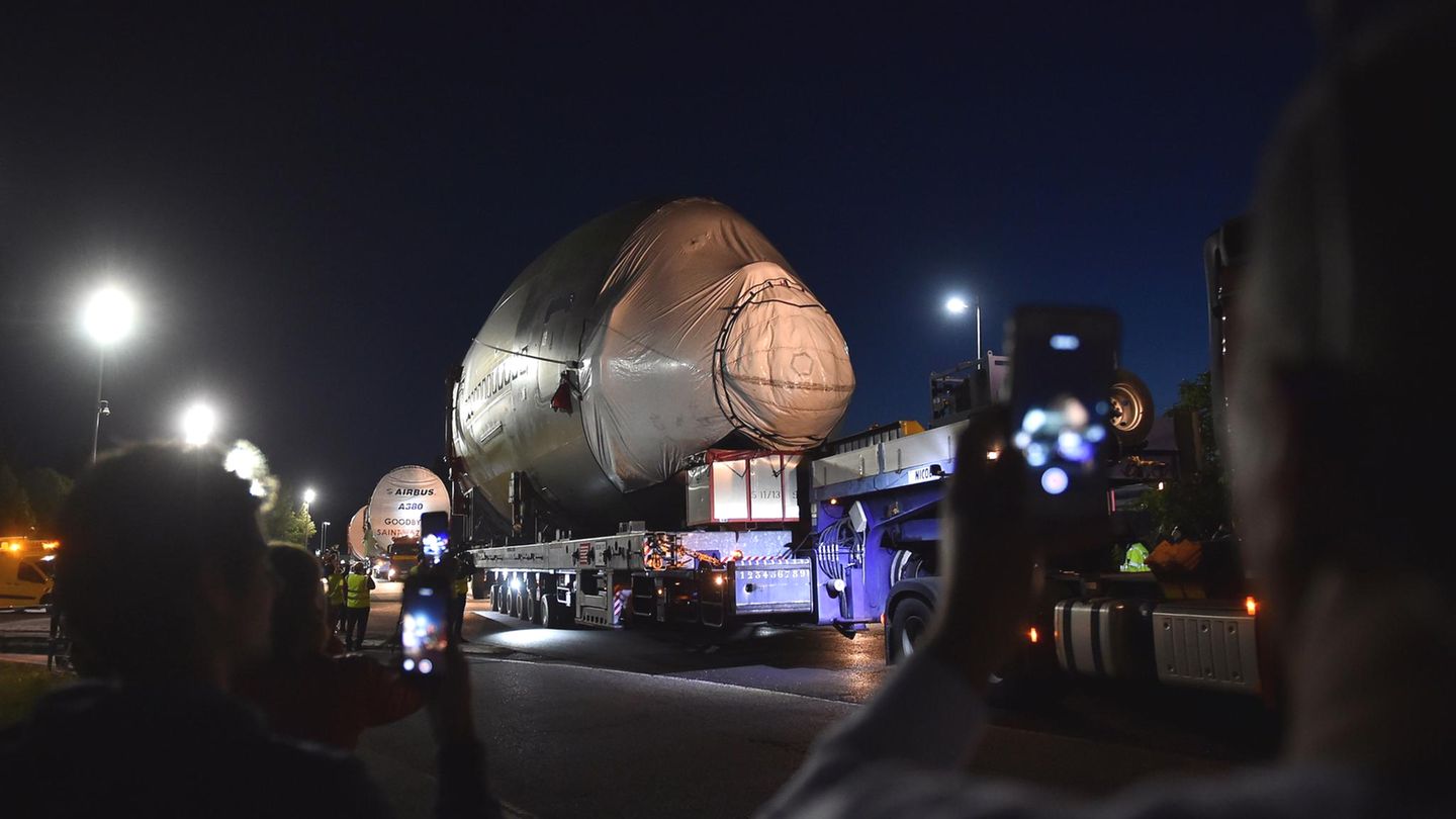 Abschiedsfoto mit dem Handy in Erinnung an das Ende einer Ära: Mit der Baunummer 272 wird die Produktion des Airbus 2021 für immer eingestellt. Emirates Airlines soll die letzte Maschine diesen Typs erhalten.