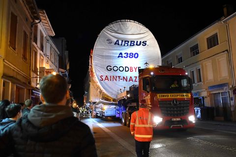 Auf dem Weg nach Toulouse geht es nachts auch durch enge Dörfer. Dafür wurden eigens die Nationalstraßen für die Transporte mit Überbreite ausgebaut und in den Orten so manche Straßenlaterne umgesetzt.