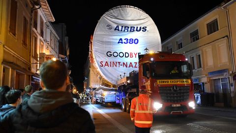 Auf dem Weg nach Toulouse geht es nachts auch durch enge Dörfer. Dafür wurden eigens die Nationalstraßen für die Transporte mit Überbreite ausgebaut und in den Orten so manche Straßenlaterne umgesetzt.