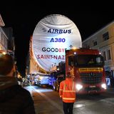 Auf dem Weg nach Toulouse geht es nachts auch durch enge Dörfer. Dafür wurden eigens die Nationalstraßen für die Transporte mit Überbreite ausgebaut und in den Orten so manche Straßenlaterne umgesetzt.