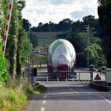 Tagsüber in dem Ort Isle Jourdain geparkt: Vom Binnenhafen in dem Ort Langon hinter Bordeaux an dem Fluss Garonne brechen die Schwertransporter zur 225 Kilometer langen Fahrt nach Toulouse auf.