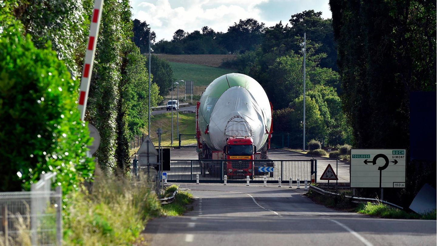 Tagsüber in dem Ort Isle Jourdain geparkt: Vom Binnenhafen in dem Ort Langon hinter Bordeaux an dem Fluss Garonne brechen die Schwertransporter zur 225 Kilometer langen Fahrt nach Toulouse auf.