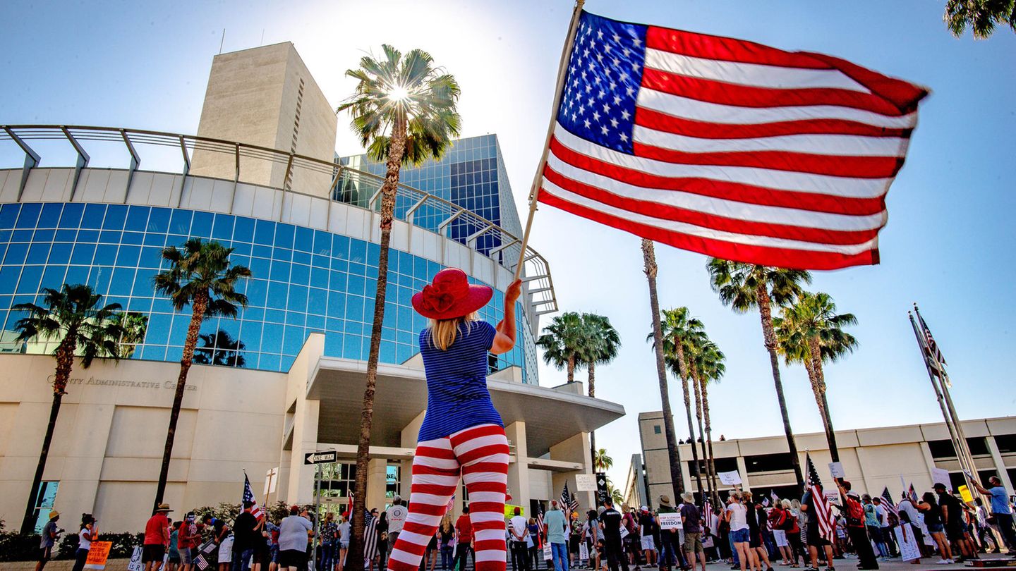 Eine Demonstration gegen die Ausgangsbeschränkungen aufgrund der Corona-Pandemie in der US-Stadt Riverside