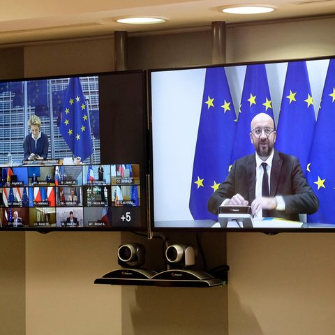 Charles Michel spricht zu den Staats- und Regierungschefs zu Beginn des EU-Videogipfels