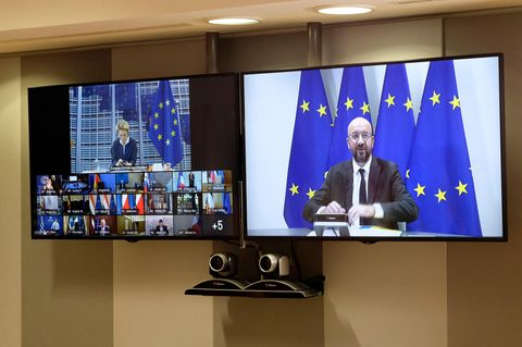 Charles Michel spricht zu den Staats- und Regierungschefs zu Beginn des EU-Videogipfels