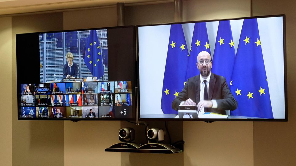 Charles Michel spricht zu den Staats- und Regierungschefs zu Beginn des EU-Videogipfels