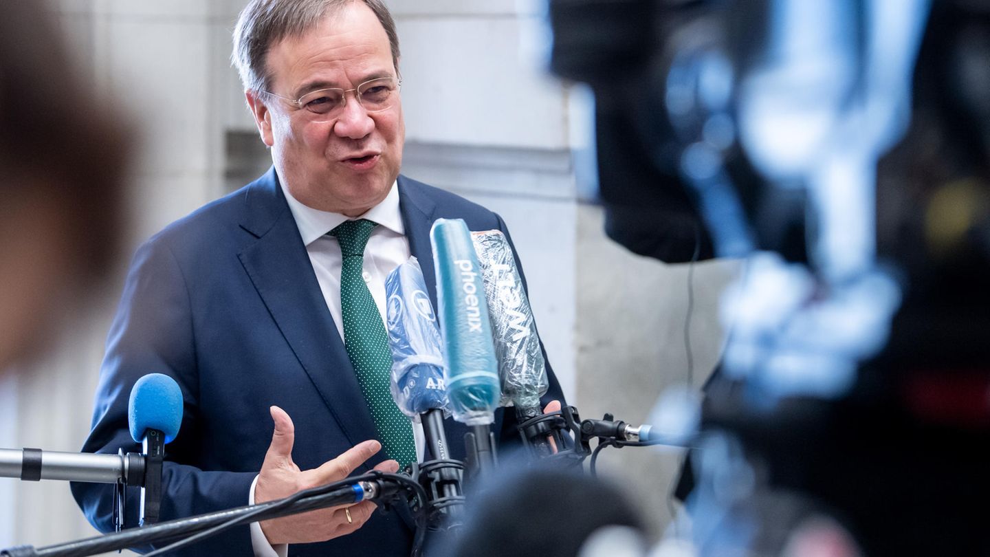 Nordrhein-Westfalens Ministerpräsident Armin Laschet ist wegen eines Satzes zum Corona-Ausbruch im Schlachtbetrieb Tönnies in die Kritik geraten