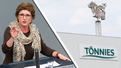 Grünenpolitikerin Britta Haßelmann neben einem Firmenlogo der Firma Tönnies