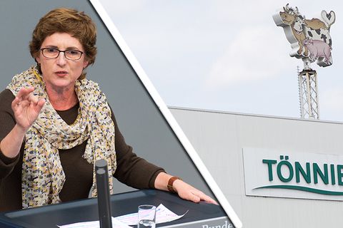 Grünenpolitikerin Britta Haßelmann neben einem Firmenlogo der Firma Tönnies