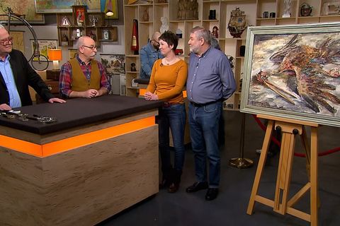 Gruppenbild mit Storch: "Bares für Rares"-Experte Albert Maier und Moderator Horst Lichter bestaunen das Gemälde von Daniela Wegner und Rolf Jenichen.