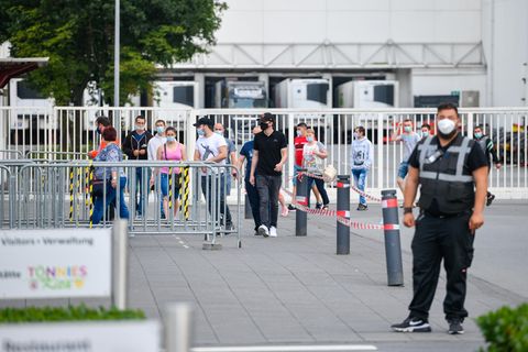 Mitarbeiter vor dem Schlachtbetrieb Tönnies