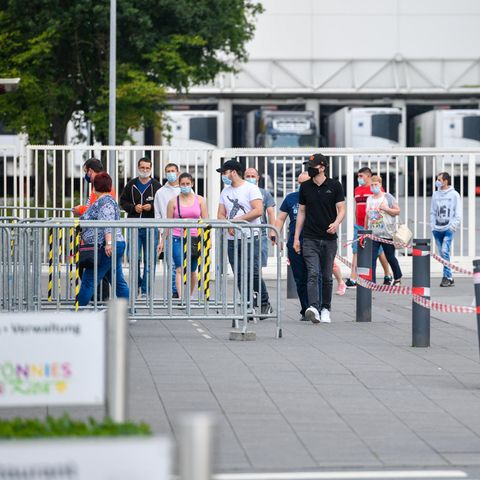 Mitarbeiter vor dem Schlachtbetrieb Tönnies