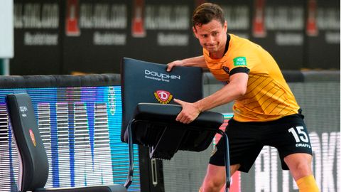 Emotionen im Abstiegskampf: Dynamos Chris Löwe wirft nach der 0:1 Niederlage einen Stuhl weg