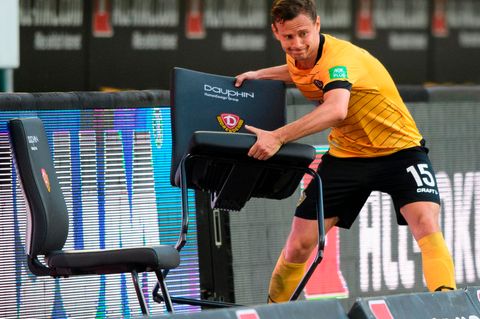 Emotionen im Abstiegskampf: Dynamos Chris Löwe wirft nach der 0:1 Niederlage einen Stuhl weg