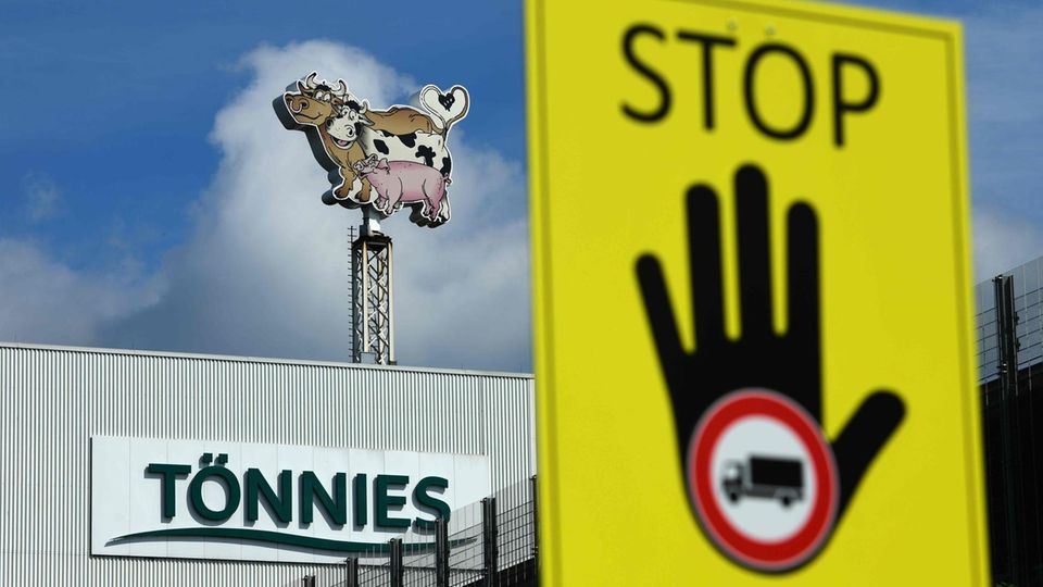Tönnies-Fabrik in Gütersloh: Hunderte neue Coronafälle in Fleischbetrieb Tönnies-Fabrik in Gütersloh: Hunderte neue Coronafälle in Fleischbetrieb