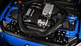 Der Sechszylinder-Biturbo lässt die Insassen an seiner Arbeit teilhaben