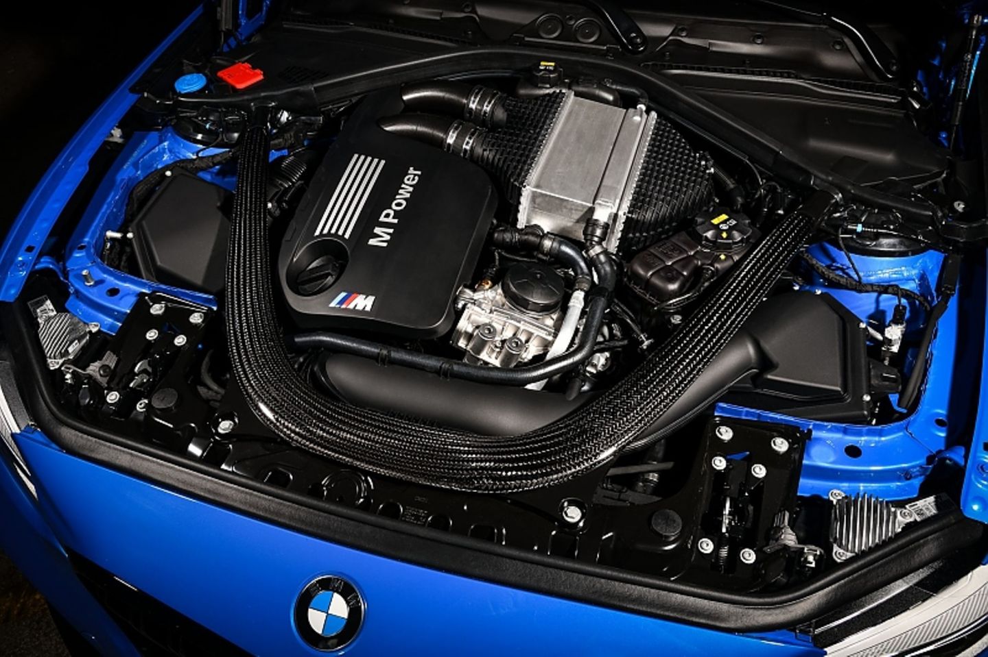 Der Sechszylinder-Biturbo lässt die Insassen an seiner Arbeit teilhaben
