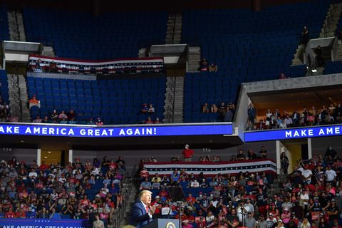 Die Veranstaltung in Tulsa sollte Bilder von begeisterten Massen zeigen, doch die oberen Rängen blieben während der Rede Trumps leer. 