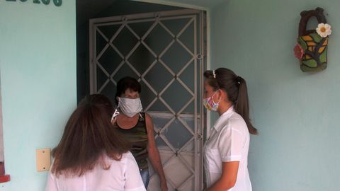 Mit Hausbesuchen soll die Coronapandemie auf Kuba eingedämmt werden.