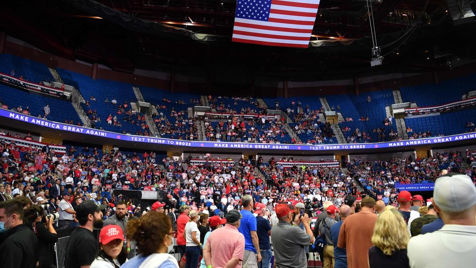 US-Wahlkampf: Enttäuschung für Trump - die halbe Halle blieb leer. Enttäuschung für Trump - die halbe Halle blieb leer.