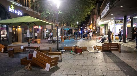 Stuttgart: Tische und Bänke liegen auf dem Pflaster in der Innenstadt