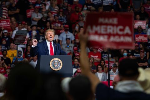 Vor dicht stehenden Anhängern wollte Donald Trump seinen Wahlkampf durchstarten