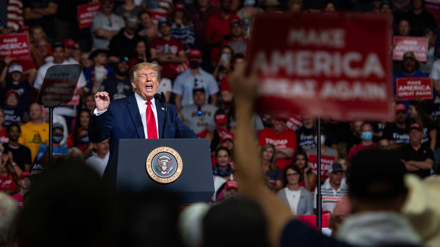 Vor dicht stehenden Anhängern wollte Donald Trump seinen Wahlkampf durchstarten