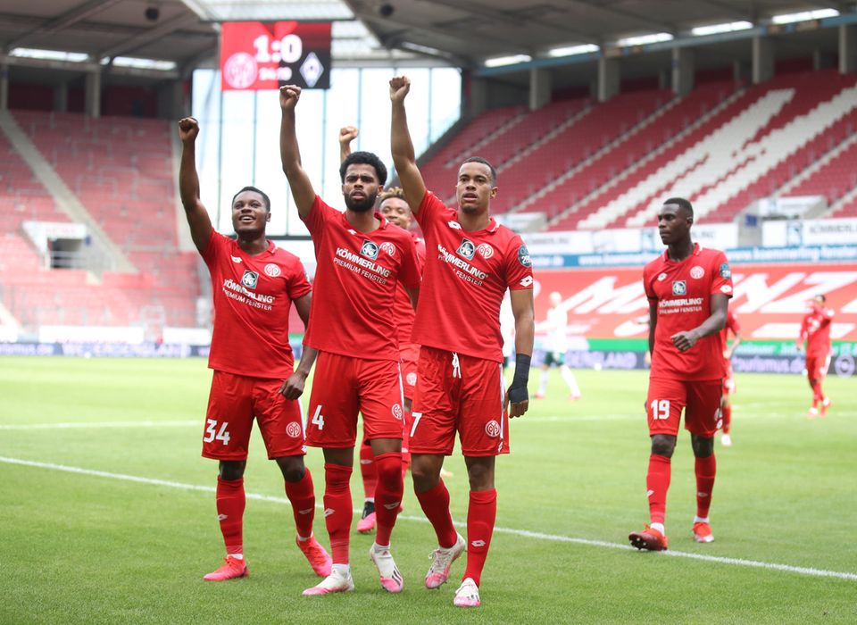 Die Hand zur Faust geballt zeigen die Spieler von Mainz 05 ihre Solidarität mit der "Black Lives Matter"-Bewegung Die Hand zur Faust geballt zeigen die Spieler von Mainz 05 ihre Solidarität mit der "Black Lives Matter"-Bewegung