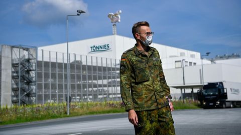 Bundeswehrsoldat vor dem Firmensitz von Tönnies