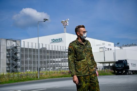 Bundeswehrsoldat vor dem Firmensitz von Tönnies