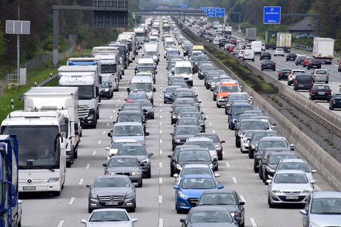Angesichts des Ferienbeginns in fünf Bundesländern erwartet der ADAC am kommenden Wochenende zahlreiche Staus