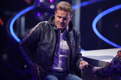 Dieter Bohlen sitzt hinter dem Jury-Pult