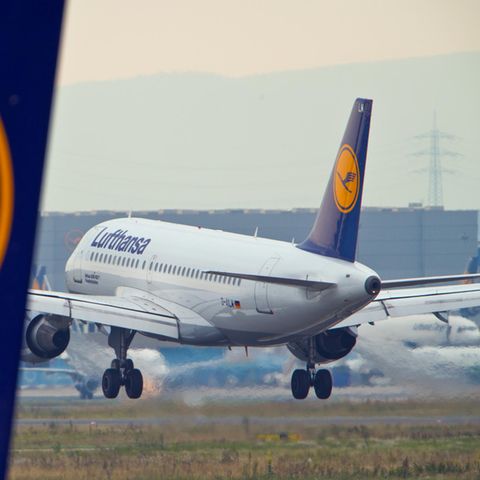 Eine Passagiermaschine der Lufthansa landet