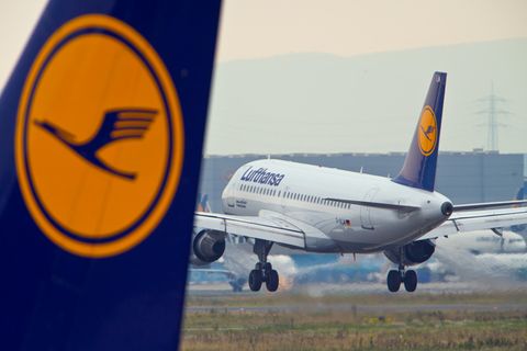 Eine Passagiermaschine der Lufthansa landet