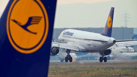 Eine Passagiermaschine der Lufthansa landet