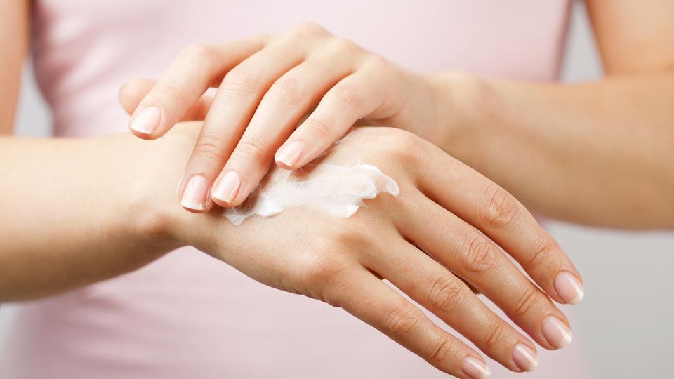 Pflege: Hände frisch desinfiziert? Warum Sie dann auf Handcreme verzichten sollten