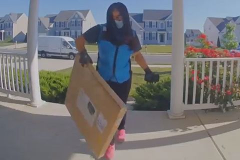 Paketbotin im Bundesstaat Delaware befolgt eine lustige Lieferanweisung eines 13-Jährigen.