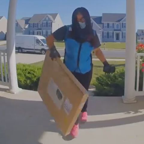Paketbotin im Bundesstaat Delaware befolgt eine lustige Lieferanweisung eines 13-Jährigen.