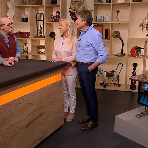"Bares für Rares"-Experte Sven Deutschmanek und Moderator Horst Lichter werden gleich Zeuge eines Heiratsantrags: Dragan Borovac will seiner Freundin Margit Baumann vom Erlös des Spielautomaten einen Ring kaufen.