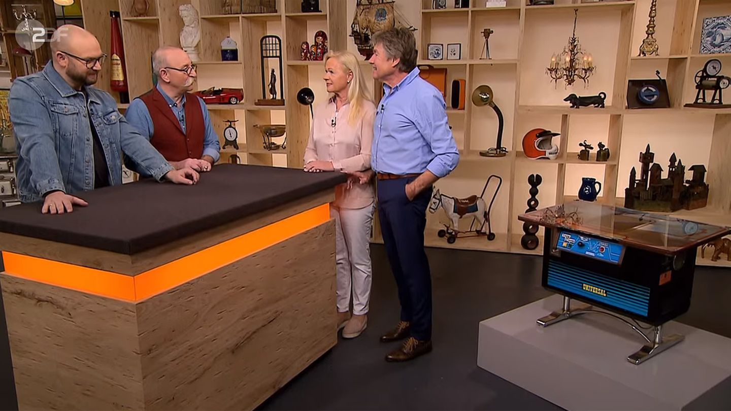 "Bares für Rares"-Experte Sven Deutschmanek und Moderator Horst Lichter werden gleich Zeuge eines Heiratsantrags: Dragan Borovac will seiner Freundin Margit Baumann vom Erlös des Spielautomaten einen Ring kaufen.