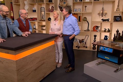 "Bares für Rares"-Experte Sven Deutschmanek und Moderator Horst Lichter werden gleich Zeuge eines Heiratsantrags: Dragan Borovac will seiner Freundin Margit Baumann vom Erlös des Spielautomaten einen Ring kaufen.