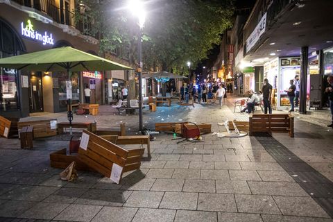 Verwüstungen nach der Randale-Nacht am Sonntagmorgen