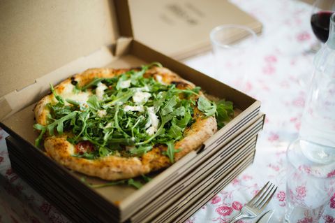 Pizza in einem geöffneten Pizzakarton