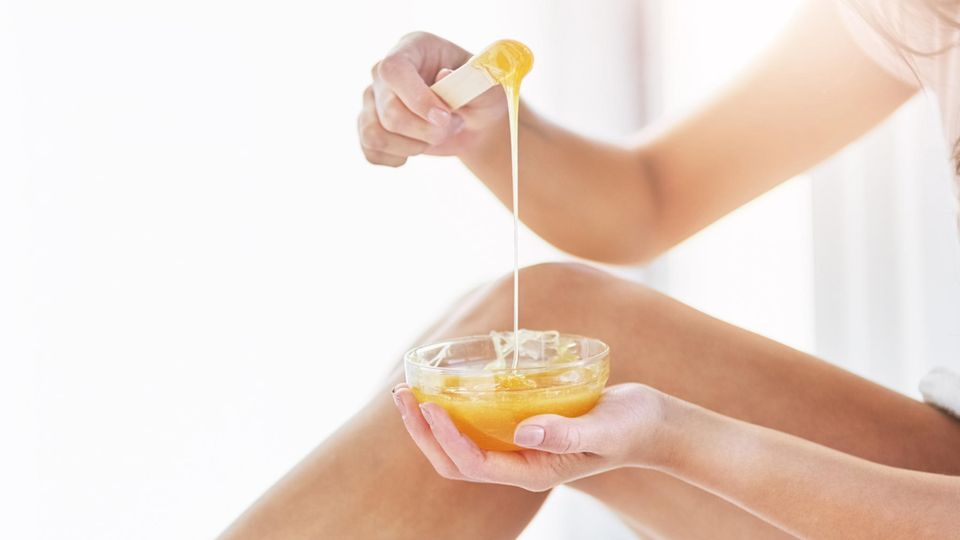Waxing mit Warm- oder Kaltwachs gehört zu den bekannteren Haarentfernungsmethoden